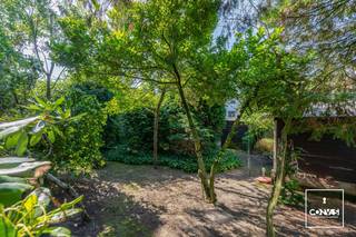 Deze woning is uitstekend gelegen tussen het <strong>station Gent-Sint-Pieters </strong>en het<strong> UZ Gent</strong>. Lokale handelaars, scholen en op- en afritten bevinden zich nabij. De woning heeft een perceeloppervlakte van maar liefst ... m². Hierdoor geniet u van een <strong>uitzonderlijk grote stadstuin</strong>, waar u een gehele dag zon heeft. <br /><br />De woning heeft nood aan een <strong>totaalrenovatie </strong>en is als volgt ingedeeld: inkomhal, kelder, gastentoilet, woonkamer met eetplaats, en keuken. De ruime en diepe tuin is zowel vanuit de keuken als vanuit de leefruimte toegankelijk.<br /><br />Op het eerste verdiep bevinden zich een eerste slaapkamer, die ruim genoeg is om op te delen in twee kamers, een ruime badkamer en een kleinere kamer. De tweede verdieping omvat twee slaapkamers, waarvan één eveneens voldoende groot is om op te splitsen, en een extra kleine kamer aan de voorzijde.<br /><br />Wenst u zelf het <strong>potentieel</strong> en de talrijke troeven van deze woning te ontdekken? Neem dan contact op met Theo voor een bezoek ter plaatse via theo@convas.be