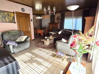 WSB-Immo biedt u deze te renoveren bungalow aan, gelegen op een perceel van 5 are 66 ca in een rustige en aangename wijk in Affligem, op korte afstand van winkels, scholen, openbaar vervoer en belangrijke invalswegen. Rustig wonen met alle voorzieningen binnen handbereik!<br /><br />De bungalow is volledig gelijkvloers en omvat een inkomhal die toegang geeft tot de lichtrijke woonkamer met eetplaats en mooi zicht op de ruime tuin. Verder beschikt de woning over een keuken, nachthal, 3 slaapkamers en een badkamer.<br /><br />Daarnaast is de woning voorzien van een oprit en een ruime garage. De tuin geniet van een ideale oriëntatie voor de hele dag zon.<br /><br />Extra troeven:<br />- Perceel van 5 are 66 ca<br />- Gelegen in een rustige wijk<br />- Alles gelijkvloers<br />- 3 slaapkamers<br />- Ruime garage en oprit<br />-Tuin met ideale oriëntatie voor de hele dag zo<br />- EPC-simulatie beschikbaar: met gerichte energetische aanpassingen kan volgens de simulatie eenvoudig een EPC-label D worden behaald. Contacteer ons voor meer informatie.<br /><br />ZIEN IS KOPEN!<br />Aarzel niet om ons te contacteren voor een bezoek ter plaatse via 0479/09.09.09 of www.wsb-group.be.