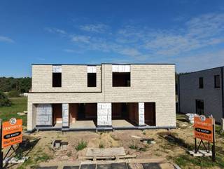 <p>Energiezuinig wonen in een rustige, groene omgeving</p><p>Tijdelijke actie: de 1ste koper ontvangt 10 operationele zonnepanelen van 460 Wp, ter waarde van € 5.000, volledig GRATIS.</p><p>In Project Veldzicht in Begijnendijk bevinden zich momenteel al 4 woningen in de ruwbouwfase en zullen binnenkort wind- en waterdicht zijn. Wie snel beslist, kan de materialen en afwerking nog naar eigen smaak kiezen.</p><p>De woning ligt in een doodlopende straat en geniet van een rustige ligging met een open, landelijk uitzicht aan de achterzijde. Tegelijk woon je op wandelafstand van het station, met verbindingen richting Antwerpen, Hasselt, Leuven en Brussel. Ook het centrum van Begijnendijk en de stad Aarschot bevinden zich vlakbij.</p><p>Op het gelijkvloers is er een inkomhal met apart gastentoilet. Verder beschikt de woning over een inpandige garage, een ruime leefruimte en een open keuken. Dankzij de grote raampartijen geniet je hier van veel natuurlijk licht en een mooi zicht op de tuin en de achterliggende weide.</p><p>De eerste verdieping omvat 3 volwaardige slaapkamers waarvan 1 met dressing, een nachthal met afzonderlijk toilet en een praktische wasberging. De badkamer heeft plaats voor een ligbad, een aparte douche en een dubbele wastafel.</p><p>Voor een laag energieverbruik en een hoog wooncomfort wordt de woning voorzien van:</p><p>* een warmtepomp met vloerverwarming;<br />* ventilatiesysteem type D;<br />* regenwaterrecuperatie;<br />* 10 zonnepanelen van 460 Wp;</p><p>De verkoop gebeurt onder de Wet Breyne (12% registratie op de grond en 21% btw op de constructie)</p><p>Interesse in deze woning? Contacteer ons via 016 90 10 21 of info@future-home.be.<br /> </p>