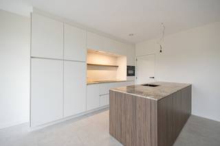 <p><strong>Appartement 2.5 – Koopt u dit jaar nog aan 6% BTW!</strong></p>
<p>Dit prachtige appartement op de tweede verdieping van B-atelier biedt een hoogwaardige afwerking en is ideaal gelegen in het centrum van Balen, op wandelafstand van de Markt, het station en alle voorzieningen. Het appartement heeft een ruime oppervlakte van 95m² en biedt de perfecte combinatie van luxe en comfort.</p>
<p><strong>Hoogwaardige afwerkingen:</strong></p>
<ul>
<li>Het appartement is <strong>volledig geschilderd</strong></li>
<li>Een <strong>luxe keuken met natuursteen</strong> voor een moderne uitstraling</li>
<li><strong>Parket in de slaapkamers</strong></li>
<li><strong>Aqua-sensa schilderwerken</strong> in de badkamer</li>
</ul>
<p>Verder beschikt het appartement over een open ingerichte keuken, 2 comfortabele slaapkamers en een terras van 10m², perfect voor ontspanning.</p>
<p><strong>Speciale Actie:</strong> Koop een tweede staanplaats aan de helft van de prijs!</p>
<p>B-atelier biedt de perfecte balans tussen centraal en rustig wonen. Mis deze unieke kans niet en profiteer van de voordelige BTW-regeling wanneer u dit jaar nog aankoopt!</p>
<p><strong><span> </span></strong></p>