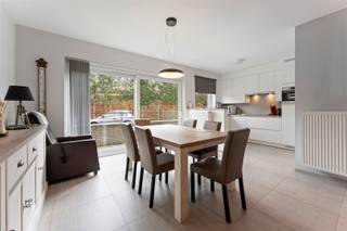 Instapklaar appartement te huur centrum Hulste.Dit aangenaam appartement bestaat uit inkom met toilet, leefruimte met terras , volledig ingerichte...