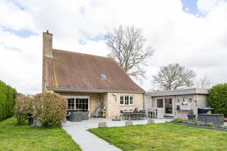 Te koop: ruime villa gelegen in een dooplopende straat in een rustige wijk. Instapklare villa te koop in het charmante Oostduinkerke-Dorp, gebouwd in...