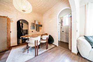 🏢 TE KOOP – Eengezinswoning die opgeknapt moet worden – Veel potentieel in Anderlecht!<br /><br />✨ Deze rijwoning biedt ruime kamers en prachtige inrichtingsmogelijkheden, ideaal voor een groot gezin dat zijn woning naar eigen smaak wil inrichten.<br /><br />De kelderverdieping beschikt over een tweede doucheruimte met toilet en een aparte kleedruimte.<br /><br />De begane grond bestaat uit een inkomhal, een ruime woonkamer, een eetkamer en een ingerichte keuken. Aan de achterzijde kunt u genieten van een mooi terras op het zuiden ☀️<br /><br />De eerste verdieping omvat 3 slaapkamers en een doucheruimte met toilet.<br /><br />De tweede verdieping biedt 2 extra grote slaapkamers, waaronder een ruime suite/hoofdslaapkamer, ideaal als ouderslaapkamer.<br /><br />💼 Een ruime woning met 127 m² woonoppervlak en veel potentieel, te ontdekken in Anderlecht!<br /><br />📍 Leefomgeving & buurt:<br />Het huis ligt in een rustige straat in Anderlecht en heeft een zeer praktische ligging voor het dagelijks leven:<br /><br />Openbaar vervoer: Snelle toegang tot metro-, tram- en buslijnen (met name de verbindingen van de MIVB en De Lijn), waardoor u gemakkelijk naar het centrum van Brussel en het Zuidstation kunt reizen.<br /><br />Voorzieningen: In de directe omgeving bevinden zich buurtwinkels, supermarkten, scholen en sportfaciliteiten.<br /><br />Groene ruimtes: Op enkele minuten van de gemeentelijke parken (zoals het Parc des Étangs), die prachtige plekken bieden om te wandelen en te ontspannen.<br /><br />⚡ Elektriciteit: Niet conform (moet aan de normen worden aangepast)<br /><br />📊 EPC: G<br /><br />📞 Neem voor meer informatie of om een bezichtiging te regelen onmiddellijk contact met ons op via 02 315 77 22 of per e-mail naar maxime.l@weinvest.be