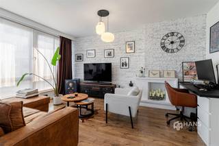 <p><span>Instapklaar hoekappartement (78 m²) met 1 slaapkamer en balkon in Antwerpen (2020)</span></p><p><span>Dit verzorgde hoekappartement biedt een centrale ligging met een uitstekende bereikbaarheid. De snelweg en belangrijke invalswegen bereik je in slechts enkele minuten, terwijl tram en bus zich letterlijk voor de deur bevinden. Ook de dorpscentra van Wilrijk en Hoboken liggen vlakbij en dankzij de verschillende velo-stations in de omgeving verplaats je je moeiteloos in alle richtingen.</span></p><p><span>Het appartement bevindt zich op de tweede verdieping van een verzorgd hoekgebouw met vier verdiepingen. Het dak werd in 2023 conform geïsoleerd en de vaste kosten bedragen €190 per maand. Hierin zijn onder meer de blokpolis, syndicus, het onderhoud en de elektriciteit van de gemeenschappelijke delen, het waterverbruik en de verwarming (met tussenmeters) inbegrepen.</span></p><p><span>In 2022 werd het appartement grondig gerenoveerd, wat resulteert in een gunstige EPC-score B. Het beschikt over conforme elektriciteit en PVC-ramen met dubbele beglazing.</span></p><p><span>Via de inkomhal bereik je alle ruimtes. De lichtrijke woonkamer van maar liefst 40 m² bevindt zich op de hoek van het gebouw en geniet dankzij de grote raampartijen van veel natuurlijke lichtinval. De aparte keuken van 9 m² is uitgerust met een kookvuur, dampkap, spoelbak, vaatwasser en ingebouwde oven. Aansluitend bevindt zich een gezellig balkon.</span></p><p><span>Verder beschikt het appartement over een ruime slaapkamer van 15 m² en een badkamer van 7 m², voorzien van een vrijstaand ligbad en een dubbel lavabomeubel. Het toilet is apart en ook is er nog een praktische berging aanwezig in het appartement. Daarbovenop beschik je over een privatieve kelderberging, ideaal als extra opslagruimte.</span></p><p><span>Ben je op zoek naar een instapklaar startersappartement met veel lichtinval, een gunstige energiescore en een uitstekende bereikbaarheid? Mis deze kans niet! Bewoonbare opp. 78 m² – ref.: bruto vloeropp. Voor meer info of een gratis schatting surf naar </span><span><span>www.hansimmo.be</span></span><span>.</span></p><p><span> </span></p>