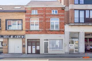 Deze woning is gelegen op een commerciële ligging te Sint-Amandsberg, vlakbij verschillende verbindingswegen, het openbaar vervoer en op...