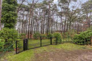 Indeling als volgt:- Via inkomdeur toegang tot de hal die uitgeeft op alle vertrekken.- Leefruimte met open keuken, keuken is voorzien van de gewenste toestellen: gaskookvuur met dampkap, spoelbak, koelkast en vriezer. Verder beschikt de keuken over voldoende opbergruimte. De leefruimte geeft een mooi zicht op de bosrijke omgeving dankzij de grote ramen rondom.- Twee slaapkamers (ca. resp. 8m² en 6m²) met ingemaakte kasten, de tweede slaapkamer kan uiteraard ook gebruikt worden als bureauruimte, hobbykamer, dressing, ...- Badkamer voorzien van toilet, dubbele lavabo met bijpassend meubel en ligbad met douchescherm.- Handige berging waar eventueel een wasmachine aangesloten kan worden.Bijzonderheden:- BJ: 1997- EPC-label D 345 kWh/m², geen renovatieplicht van toepassing, elektriciteit niet conform gekeurd, asbestattest in opmaak.- Verwarming op propaangas- Perceel komt in aanmerking voor het bouwen van een eengezinswoning, vraag naar de voorwaarden via ons kantoor. - Privacy gegarandeerd: omliggende percelen zijn niet (of weinig) bebouwd- Tuinhuis/tuinberging niet vergund.Kortom: een woning op een uitzonderlijk perceel in een bosrijke &amp; groene omgeving waar u stapsgewijs kunt moderniseren/renoveren of een unieke opportuniteit om op een ruim perceel een nieuwbouwwoning te bouwen. Interesse? Vraag je bezoek via veerle.pierar@dewaele.com of 03/369.42.50.(ver-)Kopen of (ver-)huren in de Noorderkempen?Met vragen kan u altijd bij ons terecht!