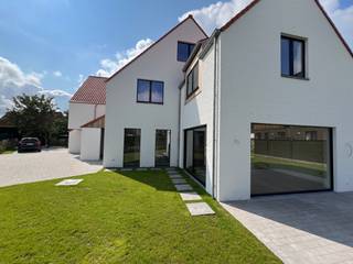 Deze koppelvilla in Duinbergen is gelegen in een rustige omgeving, op een steenworp afstand van het strand. Bij het binnenkomen van de villa wordt...