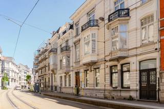 <strong>Situation</strong><br /><br />Située dans les rues Gebroeders Vandeveldestraat et Sint-Martensstraat, près de l'Oude Houtlei à Gand. Facilement accessible en transports en commun et à quelques pas du Kouter.<br /><br /><strong>Description</strong><br /><br />La maison de maître a été entièrement rénovée au milieu des années 90 par l'architecte Rudi De Backer du cabinet Buro Nero. L'architecte a su préserver l'âme et le caractère authentiques de la demeure dans ses différentes pièces, où les moulures, les hauts plafonds et les détails d'origine se marient subtilement avec les lignes épurées d'une rénovation contemporaine.<br /><br />L'entrée principale se trouve dans la Gebroeders Vandeveldestraat et le garage, doté d'une entrée indépendante, se trouve dans la Sint-Martensstraat.<br /><br />La maison a été très bien entretenue au fil des ans et des travaux ont récemment été effectués sur la terrasse, la terrasse sur le toit, la façade, les panneaux solaires, la nouvelle chaudière, etc.<br /><br /><strong>Atouts<br /></strong><br />- emplacement<br />- garage<br />- jardin intérieur<br />- score énergétique<br />- cinq chambres<br />- deux salles de bains<br />- terrasse sur le toit orientée sud<br />- 15 panneaux solaires (Solar-Tec)<br /><br />Pour plus d'informations et/ou une visite, appelez Guillaume Delbecque au 0472 25 70 76