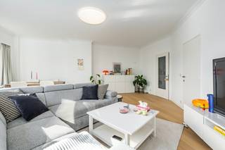 <p>Ruim appartement in het centrum van Antwerpen, met alles binnen handbereik.</p>
<p>Dit appartement combineert een centrale ligging met een aangenaam wooncomfort en een verrassend ruime indeling. Gelegen in de Congresstraat woon je hier vlak bij winkels, openbaar vervoer, horeca en alle dagelijkse voorzieningen. De lichtrijke leefruimte en praktische indeling maken dit appartement bijzonder aangenaam om in te wonen. Dankzij de extra bureauruimte is thuiswerken perfect mogelijk. De perfecte mix van stad en comfort zorgt hier voor een vlotte en ontspannen woonervaring.</p>
<p>Belangrijkste ruimtes:<br />• Ruime woonkamer met veel lichtinval<br />• Functionele keuken uitgerust met oven, elektrische kookplaat, dampkap, koelkast, diepvries, vaatwasser en ingemaakte kasten<br />• 1 comfortabele slaapkamer<br />• Praktisch bureel geschikt als thuiswerkplek, hobbyruimte of als 2e slaapkamer.<br />• Badkamer met ligbad, douche en dubbele wastafel<br />• Berging met aansluiting voor wasmachine en droogkast<br />• Apart toilet<br />• Inkomhal met vlotte toegang tot de verschillende ruimtes</p>
<p>Troeven:<br />• Centrale ligging in Antwerpen met alles binnen handbereik<br />• Zeer ruim appartement met praktische indeling<br />• Ideale combinatie van stadsleven en wooncomfort</p>
<p>Neem vandaag nog contact op voor meer informatie of een bezoek. JOUW DROOMAPPARTEMENT. ZO GEVONDEN!</p>