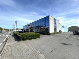 Ontdek dit multifunctioneel bedrijfspand met <strong>uitstekende visibiliteit langs de New-Orleansstraat</strong> in het Gentse havengebied, vlakbij Hanssens Hout, Stukwerkers en Euroports. Dankzij de ligging langs de <strong>N456</strong> geniet uw bedrijf van maximale bereikbaarheid én zichtbaarheid!
<ul>
	<li><strong>Totale magazijnoppervlakte:</strong> 1.392 m²</li>
	<li><strong>Showroom:</strong> 375 m²</li>
	<li><strong>Kantoren (1e verdieping):</strong> 375 m²</li>
	<li><strong>Zeer ruime parkeerzone en buitenopslagmogelijkheden</strong></li>
</ul>
Geschikt voor o.a. <strong>productie, logistiek, opslag, assemblage of groothandel</strong>.<br /><br /><strong>Troeven van het gebouw:</strong>

<ul>
	<li><span>Polybetonvloer</span></li>
	<li><span>Houtskeletstructuur</span></li>
	<li><span>Automatische sectionale poort</span></li>
	<li><span>HVAC-installatie</span></li>
	<li><span>Computervloer</span></li>
	<li><span>Glasgevel met zonnewerende beglazing</span></li>
	<li><span>Aparte koelruimte</span></li>
</ul>
Dit gebouw biedt een ideale combinatie van <strong>functionaliteit, uitstraling én ligging</strong> voor elk ambitieus bedrijf.<br /><br /><strong>Interesse of een bezoek plannen? Contacteer Thomas op 0475 32 51 89.</strong>
