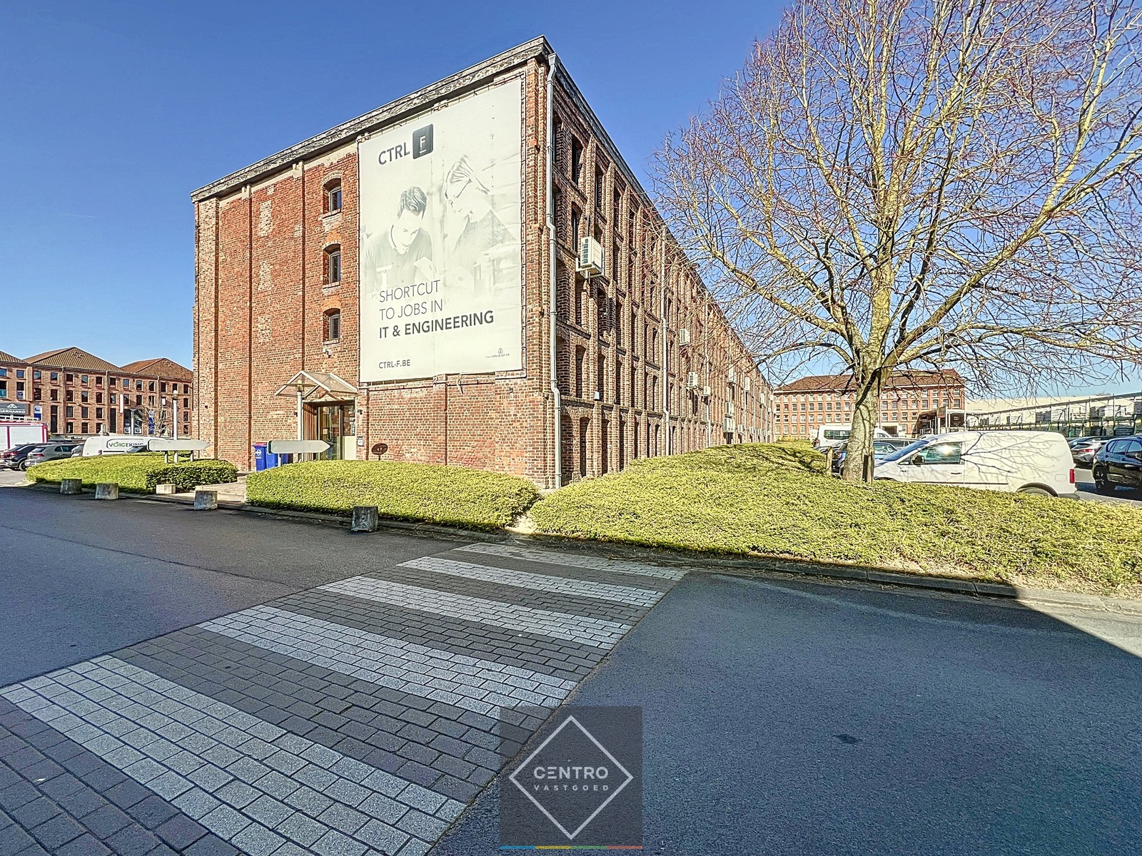 Instapklare, recent GERENOVEERDE, KANTOORRUIMTE op het gelijkvloers (725m²) in het handelscentrum "Pottelberg" te Kortrijk ! - photo 2