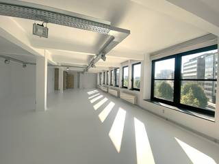 Dit luxueuze, gerenoveerde kantoor is gelegen op de Ankerrui en bedraagt 175m². De grote raampartijen zorgen voor een constante stroom aan...