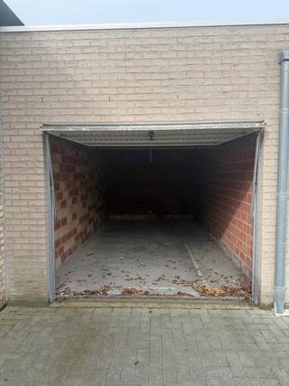 Ruime garagebox met mogelijkheid om ook fietsen te plaatsen. Interesse? Contacteer makelaar Stéphanie 0472 77 86 60 of stephanie@keyimmo.be...