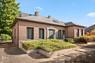 <h3>Ruime gezinswoning met 4 slaapkamers op een rustig gelegen perceel van 9 are 72 ca<span></span></h3>
<p>Deze ruime woning beschikt over maar liefst 274 m² bewoonbare oppervlakte en is gelegen op een perceel van 9 are 72 ca in een bijzonder rustige straat. Dankzij de royale leefruimtes, vier slaapkamers, drie badkamers en de uitzonderlijke hoeveelheid extra ruimte is dit een ideale woning voor wie op zoek is naar rust, comfort en ruimte.</p>
<p>Via de ruime inkomhal komt u in de verschillende leefruimtes. De woning beschikt over een aangename woonkamer, een aparte eetkamer en een ruime keuken. De verschillende leefruimtes sluiten mooi op elkaar aan en bieden dankzij hun royale oppervlaktes heel wat mogelijkheden.</p>
<p>Op het gelijkvloers bevinden zich daarnaast twee slaapkamers, een badkamer, een apart toilet en een praktische wasruimte.</p>
<p>De eerste verdieping biedt nog heel wat extra mogelijkheden. Hier bevinden zich twee ruime slaapkamers met elk een badkamer en verschilde zolderruimtes.</p>
<p>Een absolute troef is de zeer ruime garage met plaats voor twee wagens. Aansluitend bevinden zich verschillende bergruimtes en een grote bar- en ontspanningsruimte. Hierdoor is deze woning ook bijzonder interessant voor wie nood heeft aan extra opslag-, hobby- of werkruimte.</p>
<p>Ook buiten geniet u van een aangename omgeving. Het perceel van 9 are 72 ca biedt voldoende ruimte om te genieten van de tuin, terwijl de rustige straat zorgt voor een aangename en rustige woonomgeving.<br /><br /></p>