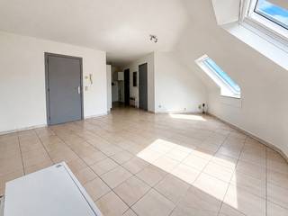 Aangenaam INSTAPKLAAR APPARTEMENT met TWEE SLAAPKAMERS, nabij het centrum van Ronse. Een dakappartement in een kleinschalig appartementsgebouw . De gezellige leefruimte geniet van een aangename lichtinval en sluit aan op de praktisch ingerichte keuken. Verder beschikt het appartement over TWEE VOLWAARDIGE SLAAPKAMERS. Het CENTRUM, OPENBAAR VERVOER, SCHOLEN en ZIEKENHUIS bevinden zich op wandelafstand of in de directe omgeving. Kortom, een INSTAPKLARE en BUDGETVRIENDELIJKE thuisbasis of interessante OPBRENGSTEIGENDOM in Ronse.<br /><br />Adres: Sint-Ambrosiusstraat 40 bus 303 te Ronse<br /><br />Geen renovatieplicht van toepassing; P-score: A, G-score: A; Bestuursmaatregelen in maatregelenregister: neen; Vrij bij akte.