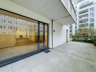 Brussel: Up-Site-residentie – Met een bewoonbare oppervlakte van 125 m², drie volwaardige slaapkamers, twee badkamers, een privéterras van 40 m², een privatieve kelderberging en een ondergrondse parkeerplaats biedt dit pand een zeldzame combinatie van ruimte, comfort en woonkwaliteit op de huurmarkt.<br /><br />Indeling:<br />- Ruime en lichtrijke leefruimte die uitgeeft op een terras van 40 m², dat gedurende een groot deel van het jaar een echte extra leefruimte vormt.<br />- Grote, volledig uitgeruste keuken, ideaal voor kookliefhebbers, voorzien van kwalitatieve Miele-toestellen.<br />- 3 lichtrijke slaapkamers met grote raampartijen.<br />- 2 moderne badkamers.<br />- Zonnig terras van 40 m².<br />- 2 toiletten, waarvan één gastentoilet.<br />- Privatieve kelderberging.<br />- Parkeerplaats<br /><br />Extra's:<br />- EPC: C<br />- Provisie van € 250 voor gemeenschappelijke lasten, onderhoud, verwarming en warm water.<br />- Elektriciteit en koud water zijn individueel ten laste van de huurder.<br />- Het appartement wordt volledig opnieuw geschilderd<br /><br />Ligging:<br />Het appartement is gelegen in de prestigieuze Up-Site-residentie.<br /><br />Op wandelafstand vindt u onder meer:<br />- Tour & Taxis, met restaurants, evenementen en het park;<br />- Talrijke winkels en supermarkten;<br />- Openbaar vervoer (tram, bus en metro);<br />- Het station Brussel-Noord en het historische stadscentrum;<br />- Een ideale locatie die de dynamiek van de stad combineert met de rust van een moderne residentiële omgeving.<br /><br />Beschikbaar vanaf 01/10/2026!