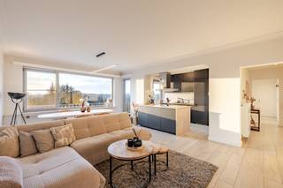 <p><span>Op zoek naar een stijlvol en lichtrijk appartement op een topligging? Dit prachtig appartement op de 5de verdieping, gelegen aan het Stadspark van Aalst, combineert comfort, ruimte en een uniek uitzicht.</span></p><p><span>Het appartement werd volledig gerenoveerd in 2019 en verkeert in uitstekende staat. De ruime leefruimte geniet van een overvloed aan natuurlijk licht en biedt een adembenemend zicht over het stadspark, wat zorgt voor een rustgevend en groen gevoel midden in de stad.</span></p><p><span>Aansluitend bevindt zich de volledig ingerichte open keuken, ideaal voor wie graag kookt en gasten ontvangt. Het zongerichte terras vormt de perfecte plek om te ontspannen en te genieten van de omgeving.</span></p><p><span>Verder beschikt het appartement over twee ruime slaapkamers, een moderne badkamer met inloopdouche en stijlvol lavabomeubel, een apart toilet en een praktische berging in het appartement. Extra opbergruimte is voorzien dankzij een private kelderberging.</span></p><p><span>Extra troef: mogelijkheid tot aankoop van een garagebox aan €35.000, een absolute meerwaarde op deze centrale locatie.</span></p><p><span>Kortom, een instapklaar appartement met hoogwaardige afwerking, veel licht en een uitzonderlijk zicht, ideaal voor eigen bewoning of als investering.</span></p><p><span> </span></p><p><span>Voor meer informatie en/of een bezoek, contacteert u Didier van Immo Zone op het nummer 0476/ 73. 17. 99.</span></p>