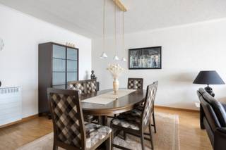 <p><span>Op zoek naar een ruim en goed onderhouden appartement met 3 slaapkamers en 2 terrassen? Dit aangename appartement in Borsbeek combineert comfort, ruimte en een praktische indeling. Bij het appartement is verplicht een garage bij aan te kopen aan 25.000.</span></p><p><span>Via de centrale inkomhal met veiligheidsdeur met meerpuntssluiting betreed je het appartement. Een glazen deur leidt naar de ruime en lichtrijke leefruimte, waar de grote raampartijen zorgen voor een aangename hoeveelheid natuurlijk licht. Vanuit de leefruimte heb je rechtstreeks toegang tot het terras aan de voorzijde.</span></p><p><span>De leefruimte sluit mooi aan op de volledig uitgeruste, witte keuken, waardoor een open en vloeiend geheel ontstaat.</span></p><p><span>Het appartement beschikt over 3 ruime slaapkamers. Twee slaapkamers hebben elk hun eigen terras aan de achterzijde. Eén van de achtergelegen terrassen is overdekt wat zorgt voor een fijne extra plek om altijd te genieten van de buitenlucht en waar het rustig vertoeven is.</span></p><p><span>De badkamer is uitgerust met een ligbad en het toilet is apart. Daarnaast is er een praktische berging, ideaal om alles netjes en georganiseerd op te bergen.</span></p><p><span> </span></p><p><span>Bijzonderheden:</span></p><p><span>EPC Energielabel C - 206 kwh/(m² jaar)</span></p><p><span>Geen renovatieplicht</span></p><p><span>Er is overal dubbele beglazing met aluminium kader</span></p><p><span>CV is individueel op gas (ketel is 5 jaar geleden vernieuwd)</span></p><p><span>In 2006 werd de keuken volledig vernieuwd alsook de parketvloer in de leefruimte, inkomhal en twee slaapkamers. De derde slaapkamer kreeg een nieuwe tapijtvloer.</span></p><p><span>Het dak is reeds geïsoleerd</span></p><p><span>In het gebouw is een gemeenschappelijke fietsenstalling aanwezig</span></p><p><span>Vaste kosten: 120/maand (inbegrepen: water, minuterie gang, lift)</span></p><p><span>P-score: A</span></p><p><span>G-score: A</span></p>