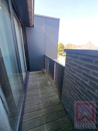 Nabij centrum Geel, prachtig instapklaar<strong> </strong>duplex/dakappartement, met groot zuidwest gericht terras, 1 garage en 1 autostaanplaats, bestaande uit:<br />*TWEEDE VERDIEP: inkomhal, toilet, woonruimte, keuken voorzien van alle apparatuur, berging. Zonovergoten groot terras uitkijkende op het groen. Klein terras vooraan. 1 slaapkamer met aansluitende douchecel met inloopdouche en lavabo.<br />*DUPLEX VERDIEP: overloop met bureau of dressing, badkamer met bad, lavabo en toilet, ruime slaapkamer.<br />Privekelder. Lift in het gebouw. Beschikbaar: november 2026. EPC 148kWh/m²j, Label B. Geen extra gemeenschappelijke kosten!