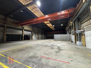 Dit <strong>polyvalente bedrijfsgebouw </strong>in Zaventem biedt een uitzonderlijke combinatie van <strong>1.206 m² functionele opslagruimte</strong>, <strong>152 m² mezzanine</strong> en <strong>227 m² kantoorruimte</strong>, ideaal voor bedrijven die op zoek zijn naar een strategisch gelegen en flexibel inzetbare bedrijfsomgeving. Dankzij de ligging vlak bij de <strong>E40,</strong> de Brusselse Ring <strong>R0</strong> en de <strong>A201</strong> richting Brussels Airport geniet het gebouw van een uitstekende bereikbaarheid, terwijl de luchthaven zich op slechts 5 km bevindt.<br /><br />Het gebouw beschikt over ruime <strong>opslagruimtes van 607 m² tot 2.957 m²,</strong> gecombineerd met <strong>kantooroppervlaktes van 227 m² tot 3.717 m².</strong> Ideaal voor ondernemingen die behoefte hebben aan een efficiënte combinatie van logistiek, flexibiliteit en een professionele werkomgeving.<br /><br />De <strong>magazijnruimte</strong> geniet van een <strong>vrije hoogte van 8,5 m</strong> en is ideaal voor logistieke of industriële activiteiten. De eerste magazijn is momenteel ingericht met verlaagde plafonds, binnenwanden en bijkomende voorzieningen, maar kan eenvoudig worden teruggebracht naar een klassieke, open opslagruimte.<br /><br />De verschillende units kunnen bovendien flexibel gecombineerd worden met kantoorruimtes waardoor het gebouw zich moeiteloos aanpast aan uiteenlopende bedrijfsnoden.<br /><br />De kantoorruimtes bieden een lichte en efficiënte werkomgeving met grote raampartijen die zorgen voor veel natuurlijk licht. Het verlaagde systeemplafond is uitgerust met geïntegreerde LED-verlichting, ventilatie en HVAC-installatie met luchtverdeling voor een optimale luchtcirculatie. De flexibele indeling maken het eenvoudig om zowel open werkplekken als afgesloten vergaderruimtes te creëren. <br /><br />Op het terrein zijn <strong>67 parkeerplaatsen</strong> voorzien voor personeel en bezoekers, wat de toegankelijkheid nog verder versterkt. Het volledige complex is <strong>onmiddellijk beschikbaar</strong> en vormt een ideale oplossing voor bedrijven die willen groeien op een locatie met maximale zichtbaarheid en bereikbaarheid.<br /><br />Voor bijkomende inlichtingen, het lastenboek, plannen of een vrijblijvend plaatsbezoek kan je terecht bij <strong>PANORAMA B2B</strong> op <strong>0477 30 40 05</strong>