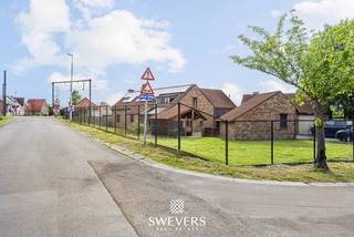 Voor meer info, foto’s en de video, surf naar www.swevers.be – Ontdek dit ruime landhuis in Kermt met een bewoonbare oppervlakte van 328 m² op een perceel van 14a 08ca. De woning is ingericht als twee afzonderlijke woonniveaus, ideaal voor kangoeroewonen, een combinatie van wonen en werken of gezinnen die extra zelfstandigheid wensen. De instapklare eerste verdieping beschikt over een gezellige leefruimte met aansluitende eetplaats en keuken, drie slaapkamers, een dressing, badkamer, apart toilet, berging met wasplaats en een terras. Op het gelijkvloers vindt u een tweede woongelegenheid met leefruimte, eetplaats, keuken, bureau, slaapkamer, badkamer, meerdere bergingen, een grote inpandige garage en een overdekt terras. Deze verdieping vraagt renovatie, maar biedt een praktische basis om volledig naar eigen smaak af te werken. In totaal telt de woning vijf slaapkamers, twee badkamers, een zolder en drie garages, wat zorgt voor uitzonderlijk veel ruimte en mogelijkheden. De grote tuin vormt een aangename aanvulling op het wooncomfort. Dankzij de centrale ligging bereikt u winkels, scholen, openbaar vervoer, restaurants en ontspanning op wandelafstand, terwijl ook de autosnelweg vlot bereikbaar is. Een veelzijdige woning met tal van mogelijkheden voor wie op zoek is naar ruimte, flexibiliteit en een centrale ligging. Voor meer informatie, bel 011 255 155. Bron bewoonbare oppervlakte: EPC – verslag.