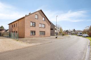 Dit lichtrijke gelijkvloerse appartement is rustig gelegen op korte afstand van het centrum van Lommel en alle voorzieningen.Via de...