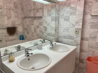 Dit mooie gemeubeld twee slaapkamer appartement ligt vlakbij de zeedijk. Met twee aparte slaapkamers, een ingerichte keuken en living met meubels ,...