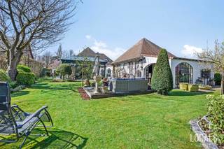 Uitstekend onderhouden villa met een bruto bewoonbare oppervlakte van 267,5m². De dubbele garage, zolder hoofdgebouw, zolder garage, tuinkamer,...