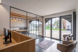 <p>Voor meer informatie mag u contact opnemen met Wim Verhaegen via wim@copandi.be of +32 495 10 90 47</p><p>Het geheel werd gerenoveerd en is in zeer goede staat.</p><p>Het betreft een kantoor/handelspand met 6 afzonderlijke bureau-ruimtes.<br />Er is een gemeenschappelijke eetruimte, keuken en toiletten aanwezig.</p><p>Er is een gemeenschappelijke inkom die toegang geeft tot de berging, vergaderruimte, keuken en bureau's.<br />Er zijn aan de voorzijde van het gebouw nog 5 afzonderlijke bureau's gelegen. 3 afgelosten met glas, 1 kleinere bureauruimte en 1 'directie'-bureauruimte.</p><p>Er is een zeer ruime parking aanwezig: 3 bezoekers plaatsen aan de inkom en een 5-tal plaatsen aan de voorzijde van het gebouw.</p><p>Overname van het handelspand mogelijk alsook overname van de aandelen van de vennootschap.</p>