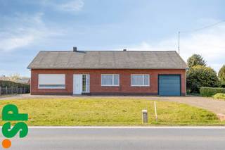 Te renoveren woning met ruime tuin op centrale ligging in Meerhout<br /><br />Op een uitstekende en centrale locatie in Meerhout bevindt zich deze te renoveren gelijkvloerse woning op een royaal perceel van maar liefst 1.640 m². Met een bewoonbare oppervlakte van 101 m² biedt deze eigendom mogelijkheden voor wie op zoek is naar een woning die volledig naar eigen smaak kan worden ingericht.<br /><br />Bij het betreden van de woning komt u in de inkomhal, die toegang biedt tot de verschillende ruimtes. Links bevindt zich de lichtrijke woonkamer/leefruimte. Verder geeft de hal toegang tot drie slaapkamers, de badkamer, de keuken en de inpandige garage.<br /><br />De keuken vormt een centrale doorgang naar de badkamer, die op haar beurt toegang verleent tot de ruime tuin. Deze indeling biedt interessante mogelijkheden voor een praktische herinrichting.<br /><br />Daarnaast beschikt de woning over een ruime zolder en een kelder, ideaal voor extra opslag of verdere inrichting. Buiten geniet u van een grote tuin met een bijgebouw/werkplaats, perfect voor hobbyisten of zelfstandigen.<br /><br />Troeven van deze eigendom:<br /><br />- Centrale ligging in Meerhout<br />- Ruim perceel van 1.640 m²<br />- Volledig gelijkvloerse woning<br />- 3 slaapkamers<br />- Inpandige garage<br />- Grote zolder en kelder<br />- Ruime tuin met bijgebouw/werkplaats<br />- Tal van renovatiemogelijkheden<br /><br />De woning heeft een EPC-label F, wat betekent dat een renovatieplicht van toepassing is.<br /><br />Bent u op zoek naar een woning met potentieel op een toplocatie? Dan is dit pand zeker een bezoek waard!<br /><br />Voor meer informatie of een bezoek ter plaatse, kan u contact opnemen met IMMO SP via 014/59 10 20 of mailen naar jill@immosp.be<br />Benieuwd naar de waarde van uw eigen woning? Vraag vrijblijvend een gratis verkoopanalyse aan – wij helpen u graag verder!