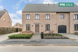 Ontdek deze prachtige halfopen bebouwing van 2019, gelegen op een ruim perceel van maar liefst 17a 36ca en met een bewoonbare oppervlakte van...