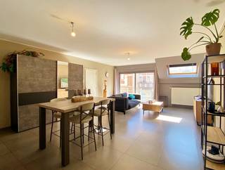 Dit appartement is gelegen in het centrum op wandelafstand van de markt en het station en omvat een inkom, apart toilet, ruime lichtrijke...