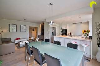 <p><span>Op wandelafstand van het centrum van Edegem vinden we dit volledig gerenoveerd appartement (95m²) met 2 slaapkamers en een praktische kelderberging. Een garagebox achter het gebouw kan bij aangekocht worden aan € 25.000 euro. </span></p><p><span>Het appartementsgebouw, dat dateert van 1977, is gelegen in een rustige woonbuurt, in directe nabijheid van scholen, centrum Edegem, winkels, verbindingswegen en ga zo maar door.</span></p><p><span>Het gebouw zelf wordt goed onderhouden. Er zijn geen aanstaande kosten. Het dak is reeds conform aan de isolatienormen van 2020.</span></p><p><span> </span></p><p><span>Het appartement beschikt overal over dubbele beglazing met aluminium en pvc schrijnwerk. De individuele centrale verwarming verloopt op gas (recente brander). De elektriciteit werd al wel vernieuwd maar voldoet niet aan de voorschriften van het AREI. Er dienen enkele kleine zaken aangepakt te worden.</span></p><p><span> </span></p><p><span>Indeling:</span></p><p><span> </span></p><p><span>We betreden het appartement in de ruime inkomhal met gastentoilet en ingebouwde vestiaire. </span></p><p><span>Zowel de leefruimte (op parket) als de volledig vernieuwde keuken voorzien van alle comfort vinden we vooraan in het appartement. Hier is ook airco voorzien.</span></p><p><span>Centraal in het appartement vinden we de badkamer met douche, dubbele lavabo en aansluiting voor was-en droogmachine.</span></p><p><span> </span></p><p><span>De slaapkamers bevinden zich aan de achterzijde van het gebouw. Beide slaapkamers kijken uit op groen.</span></p><p><span>Er zijn ook overal elektrische rolluiken voorzien.</span></p><p><span> </span></p><p><span>De vaste maandelijkse kosten bedragen circa 120 euro/maand (provisie water, blokpolis, syndicus en onderhoud gemeenschappelijke tuin).</span></p><p><span> </span></p><p><span>Achter het gebouw is er een gemeenschappelijke tuin waar u te midden van het groen tot rust kan komen.</span></p><p><span>Inclusief in de prijs een handige kelderberging. De garagebox kan bij aangekocht worden maar dit is geen verplichting.</span></p><p><span> </span></p><p><span>Graag som ik voor u nog even de pluspunten op van dit prachtige appartement:</span></p><p><span> </span></p><ul><li><span>Centrale locatie, op wandelafstand van het centrum van Edegem en in directe nabijheid van openbaar vervoer, winkels, scholen, ...</span></li><li><span>2 volwaardige slaapkamers </span></li><li><span>Overal dubbele beglazing met aluminium en pvc schrijnwerk, airco in leefruimte/keuken, centrale verwarming op gas</span></li><li><span>Gebouw goed onderhouden: geen aanstaande kosten. </span></li><li><span>Mogelijkheid garagebox achter gebouw bij aan te kopen aan € 25.000</span></li><li><span>Praktische kelderberging inclusief</span></li></ul><p><span> </span></p><p><span>EPC: 191 kWh/m² (B-label)</span></p><p><span>P-score A, G-score A</span></p><p><span> </span></p><p><span>Voor een bezoek ter plaatse kan u ons contacteren op het nummer 03 449 42 41 of mail ons via hallo@habicom.be.</span></p><p><span>Benieuwd naar de waarde van jouw woning? Check het gratis op <span>www.watismijnhuiswaard.be</span></span><span> </span></p><p><span> </span></p>