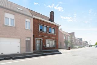 Deze woning met diepe tuin in de Dertig Zilverlingenstraat in Tielt, bevindt zich op een gunstige locatie vlakbij winkels, scholen en het station en in een rustige woonomgeving.<br /><br />INDELING van de woning:<br /><br />Gelijkvloers met ruime inkomhal, aansluitend is er de leefruimte (met zithoek en eetplaats met veel lichtinval en achterliggend is er de keuken en de badkamer. <br /><br />Op de eerste verdieping zijn er 3 ruime slaapkamers. <br />De zolderverdieping biedt extra potentieel (vaste trap) en kan perfect ingericht worden met een vierde slaapkamer, hobbyruimte of bureauruimte.<br /><br />BUITENRUIMTE:<br /><br />Achteraan geniet je van een mooie diepe tuin met vijvertje. Er is achterin een poort met uitweg voor fiets of voetganger.<br /><br />Extra ruimte is er bijkomend ook door een een tuinberging/werkplaats van ca. 34m² en een afzonderlijke garage. Voor en naast de garage kan ook nog vlot geparkeerd worden.<br /><br />Een woning met ruimte, mogelijkheden en een uitstekende ligging, ideaal voor wie op zoek is naar een gezinswoning met aangename buitenruimte!<br /><br />Interesse? Contacteer ARK Vastgoed voor meer informatie of een bezoek.