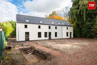 Deze halfopen bebouwing ligt op een rustige, groene locatie in tweede bouwlijn en werd in 2025 grondig vernieuwd.De Buitenschil is recent aangepakt:...