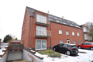 Gelegen in Harelbeke, vlak bij het Provinciedomein De Gavers, biedt dit appartement (bouwjaar 2007) een aangename woonomgeving met tal van...