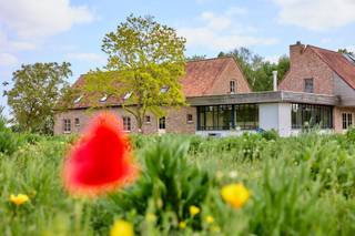 <p>Te koop: unieke hoeve met uitzonderlijk potentieel (B&B, co-housen, combinatie wonen/praktijk, of voor mensen op zoek naar ruimte), midden in het natuurreservaat De Kleiputten, genietend van alle rust & privacy, met prachtige vergezichten. Gelegen in WOONZONE, wat ongelofelijke kansen biedt. <br /><br />Deze prachtige eigendom bestaat uit een mooie oprit, handige grote parking, een charmante hoevewoning (hoofdgebouw + bijgebouw) (in totaal 11 slaapkamers en 8 badkamers), een grote schuur/loods/atelier, en een extra grote aanpalende bouwgrond, omliggende weides en bos. <br /><br />Wat maakt dit pand uniek?<br />Het hoofdgebouw heeft meer dan 400 m² bewoonbare oppervlakte, goed voor een indrukwekkend volume en talloze invulmogelijkheden.<br />Met 11 slaapkamers en 8 badkamers biedt deze prachtige eigendom alle ruimte voor grote gezinnen, woonprojecten of commerciële ideeën zoals een B&B of vakantiewoning.<br /><br />Binnen vallen meteen de lichtrijke leefruimtes en het open gevoel op. Zowat elke ruimte geniet van zicht op de omliggende natuur. De hoeve beschikt over hoogrendementsglas met houten schrijnwerk, wordt verwarmd met een mazoutinstallatie, en biedt het comfort dat je van een grote landelijke woning mag verwachten.<br />Mogelijkheid bijkopen aanpalende grond + bijgebouw (300m2).<br /><br />Voor wie is dit ideaal?<br />Deze eigendom is perfect voor natuurliefhebbers, ondernemers, of grote families die dromen van een unieke woonplek met veel ruimte, rust en uitstekende ontwikkelingsmogelijkheden.<br /><br />Dit zoekertje omvat enkele AI-gegenereerde visualisaties. <br />Te koop via Immo Beguin, jouw vastgoedexpert sinds 2009, met kantoren in Ronse, Waregem, Kortrijk, Deinze, Doornik en Lessines.</p>