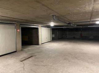 Afgesloten garagebox in ondergrondse verdieping. Toegangelijk vanuit de Breendonkstraat...