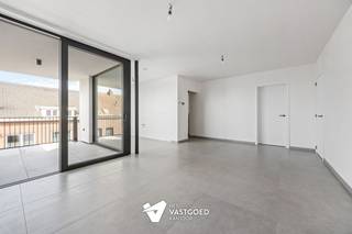 <p><span>Comfortabel 2-slaapkamerappartement op centrale ligging te Ham.</span></p><p><span> </span></p><p><span>Dit appartement op de tweede verdieping biedt 87,28 m² woonoppervlakte, 2 slaapkamers en een terras van 11,22 m². De tweede slaapkamer geeft extra flexibiliteit en maakt het appartement geschikt voor verschillende woonbehoeften.</span></p><p><span> </span></p><p><span>De koper kiest zelf nog de keuken binnen het voorziene budget van 12.500 euro excl. btw. De rest van het appartement is reeds klaar, waardoor u snel kan verhuizen of verhuren.</span></p><p><span> </span></p><p><span>Met geothermie voor vloerverwarming en koeling, zonnepanelen, ventilatie D en E-peil 10 is dit appartement een duurzame en comfortabele keuze met vrijstelling van het KI in de eerste 5 jaar.</span></p><p><span> </span></p><p><span>6% BTW tarief mogelijk!</span></p><p><span> </span></p><p><span>Ideaal voor wie centraal wil wonen met een extra kamer als belangrijke meerwaarde.</span></p>
