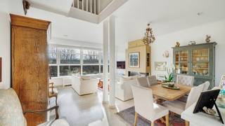 Deze ruime en energiezuinige bel-étage woning is centraal gelegen in het hart van Heist en biedt een uitzonderlijke combinatie van ruimte, comfort...