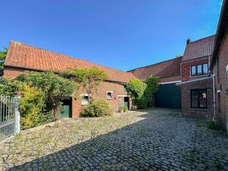 <br /><br />TE RENOVEREN HOEVE met STAL (70M² - uit BETON), BIJGEBOUWEN en HANGAAR op ca. 13,5 are in het pittoreske Parike (Brakel), midden in de Vlaamse Ardennen. Deze KARAKTERVOLLE eigendom biedt een WOONHUIS MET POTENTIEEL VOOR 4 À 5 SLAAPKAMERS, diverse STALLINGEN EN BIJGEBOUWEN (in totaal ca. 285 m²), én een HANGAAR VAN 100 M² die perfect dienst kan doen als OPSLAGRUIMTE, ATELIER of WERKRUIMTE. Dankzij de LANDELIJKE LIGGING en de ZICHTLOCATIE is dit een uitstekende kans om WONEN EN EEN ZELFSTANDIGE ACTIVITEIT te combineren. De CHARMANTE KOER en DIEPE TUIN bieden een RUSTGEVEND UITZICHT op de omliggende heuvels. Ideaal voor wie houdt van het BUITENLEVEN, DIEREN WIL HOUDEN of een HOBBYBOERDERIJ ambieert. De STRUCTUUR VAN DE HOEVE leent zich perfect voor CREATIEVE RENOVATIEPROJECTEN en WOONUITBREIDING. Met zijn GUNSTIGE LIGGING nabij Brakel en Geraardsbergen combineert deze eigendom RUST MET BEREIKBAARHEID.<br /><br />!Mogelijkheid voor EXTRA WEIDE / TUIN aan te kopen!<br /><br />Adres: Steenweg 72 te Parike (Brakel)<br /><br />Renovatieplicht van toepassing; P-score: D, G-score: D