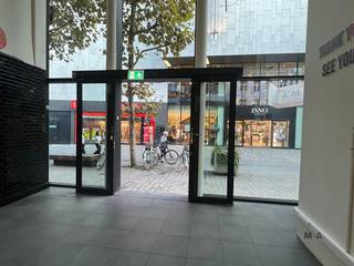 <p><span>Commerciële topligging in de Koning Albertstraat</span></p><ul><li><span>tegenover Kruidvat</span></li><li><span>tegenover INNO </span></li><li><span>tegenover Mayerline</span></li><li><span>schuin tegenover Norah: binnenkort opening</span></li><li><span>Sterke passage en visibiliteit</span></li><li><span>Ruim 7 meter vitrine</span></li><li><span>gelijkvloers: 180 m² + verdieping met vide bereikbaar via een vaste trap in de winkel + kelder</span></li><li><span>De verdieping is ideaal voor bijvoorbeeld een uitverkoop, stock, achteraan is mogelijkheid voor sociale ruimte met terras</span></li></ul><p><span>Invulling naar wens:</span><span> winkel, koffiebar, takeaway, horecaconcept.<br /></span><span>Horecabestemming bespreekbaar. Grondplannen ter beschikking.</span></p><p><span>Een commerciële locatie met </span><span>veel passage, sterke visibiliteit en ruimte voor eigen invulling</span><span>.</span></p><p><span>Aandeel onroerende voorheffing ten laste van de huurder. Vermelde oppervlakte commercieel volgens EPC.</span></p><p><span>Opmerking:</span><span> bij </span><span>pop-up</span><span> verhuur tot 6 maanden wordt de vermelde huurprijs verhoogd met </span><span>21% BTW</span><span>. Dit conform de verplichte btw-heffing op kortdurende onroerende verhuur. Wenst u meer info of een plaatsbezoek, bel ons gerust op 0485 34 56 71. Ook buiten kantooruren zijn wij bereikbaar.</span></p><p><span> </span></p>