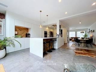 <span>Verkoopsconcept BEZOEK- en BIEDMOMENT</span><br />Meer uitleg hierover vind je onderaan de tekst (of op onze website www.dehuisleverancier.be).<br /><br />Sommige woningen voelen meteen goed aan. Konijnenveld 59 gelegen in een rustig woonerf is er zo één. Hier vormen licht, ruimte en een prachtige tuin samen het decor voor jarenlang woonplezier.<br /><br />Op het gelijkvloers steelt de leefruimte moeiteloos de show. Dankzij de grote raampartijen vloeien binnen en buiten naadloos in elkaar over en geniet u elke dag van een schitterend zicht op de tuin. Of het nu gaat om een zonnige ontbijtochtend, een gezellige barbecue of een rustige avond met een glas wijn, deze buitenruimte wordt ongetwijfeld uw favoriete plek.<br /><br />Ook de keuken mag gezien worden. Deze hyper-geïnstalleerde ruimte combineert een strak design met alle comfort die een moderne kok zich kan wensen. Koken wordt hier al snel meer dan een dagelijkse bezigheid.<br /><br />Op de eerste verdieping wachten twee comfortabele slaapkamers, een verzorgde badkamer en een praktische wasruimte. Nog een trapje hoger vindt u een gezellige zolderkamer die zich perfect leent als extra slaapkamer, thuisbureau, hobbyruimte of een plek waar kinderen hun eigen wereld kunnen creëren.<br /><br />Konijnenveld 59 is zo'n woning die blijft verrassen: ruim waar het moet, gezellig waar het kan en met een tuin die elk seizoen opnieuw charme uitstraalt. Een plek waar thuiskomen elke dag een beetje als vakantie voelt. Want mensen besteden duizenden euro's aan verre bestemmingen, terwijl geluk soms gewoon achter een grote schuifdeur in de tuin ligt.<br /><br />EPC : 172 kWh/m<sup>2</sup> (Label B)<br />Stedenbouwkundige inlichtingen in aanvraag<br />Waterinfo : P-Score = B, G-Score = B<br /><br />Dit is niet wat je zoekt ? Al gehoord van AANKOOPBEGELEIDING ? Wij zoeken, bezoeken en onderhandelen mee met jou voor eigendommen die worden aangeboden door particulieren, andere makelaars of eigendommen die zelfs (nog) niet te koop staan?<br />Vraag meer informatie over aankoopbegeleiding via welkom@dehuisleverancier.be of 0489/069.000<br /><br />de Huisleverancier : Persoonlijk, voor iedereen Service, Kwaliteit en Vertrouwen !<br /><br />Verkoopsconcept BEZOEK- en BIEDMOMENT<br /><span>Bezoeken zijn mogelijk op zaterdag 11 juli van 12u00 tot 18u00.</span><br /><br />De verkoop sluit af op het BIEDmoment, woensdag 15 juli 2026 om 12u00, dan worden de enveloppes met biedingen geopend. Het volledig reglement van het Bezoek- en Biedmoment krijg je bij een bezoek ter plaatse.<br /><br />Opgelet, de aangegeven prijs is een richtprijs en je kan deze woonst enkel op afspraak bezoeken (mail via welkom@dehuisleverancier.be of bellen/sms/whatsapp op het telefoonnummer 0489/069.000 of rechtstreeks via website www.dehuisleverancier.be).<br /><br />