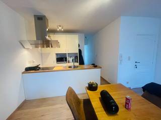 Brugge centrum, Superleuke ligging , <u><strong>vlakbij de Vestingen</strong></u>, het station en 't Zand<br /><u><strong>GEZELLIG LICHTRIJK APPARTEMENT </strong></u>met 1 slaapkamer en mooi <u><strong>TERRAS.</strong></u><br />omvat : gezellige lichtrijke living met open ingerichte keuken met fornuis en frigo, badkamer met douche , lavabo en toilet, mooi zonneterras, 1 slaapkamer, berging met aansluiting voor wasmachine, ruime bergkamer. VRIJ 1 november 2026