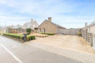 [[ DIT PAND NEEMT DEEL AAN DE ERA OPEN HUIZEN DAG OP 14/3 VAN 9:30 TOT 10:30 ]] Te koop: gelijkvloerse open bebouwing in het centrum van Olsene,...