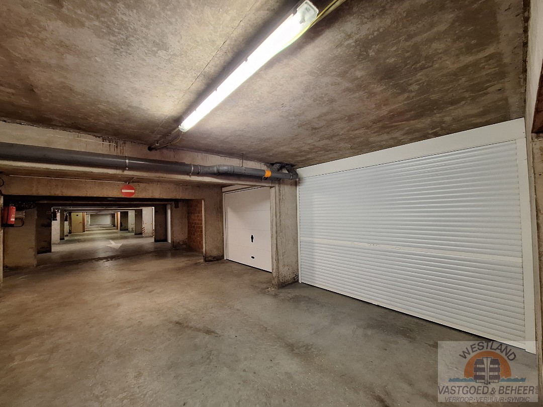 Ruime garagebox in afgesloten ondergronds garagecomplex van residentie Santhooft A. Zonder elektriciteit.