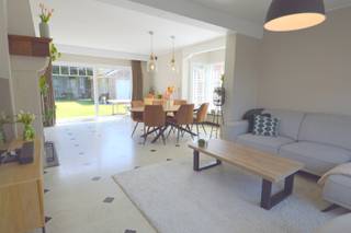 Deze charmante woning is gelegen in Wevelgem en is ideaal gelegen in een rustige buurt en biedt toch gemakkelijke toegang tot alle voorzieningen zoals winkels, scholen en openbaar vervoer. <br /><br />Inkomhal met apart gastentoilet. Ruime en lichtrijke leefruimte met open haard, aansluitend de uitgeruste keuken en de praktische droge kelder met aansluiting voor de wasmachine. <br /><br />Via zowel de keuken als de leefruimte is er toegang tot de aangename en onderhoudsvriendelijke tuin. Via de tuin is er ook een oprit naar de garage.<br /><br />Op de eerste verdieping zijn er 3 slaapkamers en de badkamer met douche, toilet en dubbele lavabo. <br /><br />Via de vaste trap is er gemakkelijk toegang tot de zolder die kan dienen als opbergruimte. <br /><br />Kortom, deze woning is een ideale keuze voor gezinnen die op zoek zijn naar een comfortabele en gezellige thuis in Wevelgem.<br /><br />Beschikbaarheid: 15/10/2026<br />Huurprijs: 950 EUR/maand<br />Adres: Guldensporenstraat 63, 8560 Wevelgem<br />Onze referentie: DEV5144