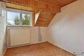 Te renoveren woning gelegen te Halen Deze woning is gelegen in een rustige straat, doch strategisch gelegen wat mobiliteit betreft. Op de...