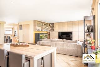 De eerder anonieme voorgevel van deze woning verbergt een ware parel. Via de riante inkomhal bereik je de eerste verdieping, waar zich de woon- en leefruimte bevindt. Het prachtige landelijke uitzicht waar je het jaar rond van geniet, valt meteen op. Dit uitzicht heb je vanuit elke hoek van deze verdieping, van de zithoek tot de leefkeuken. Net naast de keuken beschik je over een handige berging, en via een schuifraam bereik je een overdekt terras. Langs deze weg kom je tot op de absolute eye-catcher van de woning : een heel ruim dakterras, voorzien van een leuke lounge, en met uiteraard een heel weids uitzicht op de omgeving. Op de gelijkvloerse verdieping vinden we de inpandige garage, een eerste slaapkamer en de badkamer met ligbad en douche. En ook hier weer overal : een prachtige view ! Een verdieping eronder is er voorzien in een dubbele slaapkamer, en tweede apart toilet en een grote opbergruimte. Inschrijven via mail naar tommy@immo-home.be, geen telefonische inschrijvingen! Volg ons op Fb en Insta. Voor meer info: www.immo-home.be. GRATIS SCHATTING &amp; GRATIS FINANCIEEL ADVIES