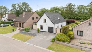 <p><span>Maison moderne et lumineuse de 600m² près du centre de Brecht</span></p><p><span> </span></p><p><span>Dans un quartier recherché, à quelques pas du centre de Brecht, se trouve cette maison rénovée avec une belle extension.</span></p><p><span>La maison est située dans un cul-de-sac et a subi de nombreuses rénovations au fil du temps, offrant un confort moderne.</span></p><p><span>Grâce à sa situation stratégique à proximité de l'autoroute et du centre en toute tranquillité, la maison bénéficie d'un emplacement de choix.</span></p><p><span> </span></p><p><span>Disposition</span></p><p><span>Dès l'entrée, le hall d'entrée avec WC visiteurs donne accès à l'espace de vie spacieux avec cuisine ouverte.</span></p><p><span>L'espace de vie est baigné de lumière naturelle grâce à l'extension récente. L'agencement pratique permet de disposer d'un coin salon confortable et d'un coin repas agréable.</span></p><p><span>La cuisine ouverte est également équipée de tous les appareils électroménagers de haute qualité nécessaires pour que vos repas fraîchement préparés soient encore meilleurs. Des touches modernes telles qu'un robinet de cuisine et des vues sur le jardin complètent le tableau.</span></p><p><span>Au rez-de-chaussée, il y a également une première pièce qui sert actuellement de bureau, ainsi qu'une salle de bains et un garage. Il est donc tout à fait possible de vivre de plain-pied.</span></p><p><span> </span></p><p><span>Au premier étage se trouvent trois chambres très spacieuses et une deuxième salle de bains avec douche, lavabo avec meuble et toilettes.</span></p><p><span> </span></p><p><span><</span></p><p><span> </span></p><p><span>MAISON A BRECHT - CONFORT MODERNE ET ESPACE</span></p><p><span> </span></p><p><span>Cette belle maison à Brecht offre une combinaison parfaite d'élégance moderne et de fonctionnalité. Avec une surface habitable de 222 m² et un terrain de 600 m², c'est l'endroit idéal pour les familles à la recherche de confort et de style.</span></p><p><span> </span></p><p><span>AGENCEMENT ET ESPACE</span></p><p><span> </span></p><p><span>La maison dispose de quatre chambres, ce qui permet d'agrandir la famille, d'aménager un bureau ou de loger des invités. Avec deux salles de bains, le confort quotidien de tous les membres de la famille est garanti. La disposition ouverte des espaces de vie offre une impressionnante sensation d'espace et de lumière.</span></p><p><span> </span></p><p><span>CUISINE ET SALLE À MANGER</span></p><p><span> </span></p><p><span>La cuisine ultramoderne est équipée d'appareils électroménagers de haute qualité, notamment de deux fours encastrés et d'un élégant comptoir de cristallisation. Le grand îlot de travail avec plan de travail en bois crée une ambiance chaleureuse dans la maison et offre un espace pour les repas informels et les moments en famille. La conception sans faille intègre parfaitement la cuisine à l'espace de vie.</span></p><p><span> </span></p><p><span>SALON ET ESPACE DE VIE</span></p><p><span> </span></p><p><span>Les portes coulissantes en verre offrent une connexion époustouflante avec le jardin. La salle à manger spacieuse surplombe le paysage verdoyant, tandis que le salon avec cheminée intégrée offre une retraite chaleureuse et accueillante.</span></p><p><span> </span></p><p><span>EXTÉRIEUR ET JARDIN</span></p><p><span> </span></p><p><span>La maison se trouve sur un terrain généreux avec un jardin bien entretenu entouré de haies. L'allée pavée avec un revêtement durable et le garage intégré offrent commodité et sécurité. L'architecture moderne avec ses murs blancs, ses tuiles grises et ses lignes épurées donne à la maison une touche contemporaine.</span></p><p><span> </span></p><p><span>CARACTÉRISTIQUES</span></p><p><span> </span></p><p><span>Il s'agit d'une propriété très bien entretenue, avec une attention particulière aux détails et à la qualité. L'agencement spacieux, la lumière naturelle et la gestion intelligente de l'espace rendent cette maison exceptionnellement agréable à vivre.</span></p>